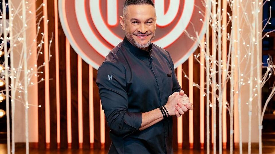 Хименес-Браво является судьей кулинарного шоу