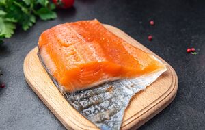 Диетолог рекомендует запекать лосось с кожей, чтобы получить от рыбы максимальную пользу