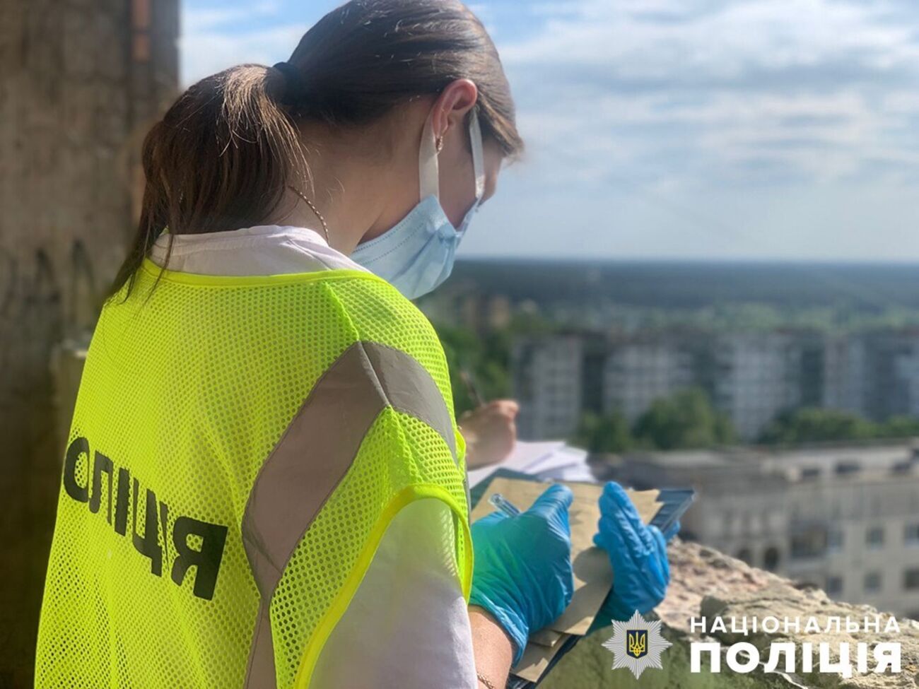 Следователи работают на балконе многоэтажки