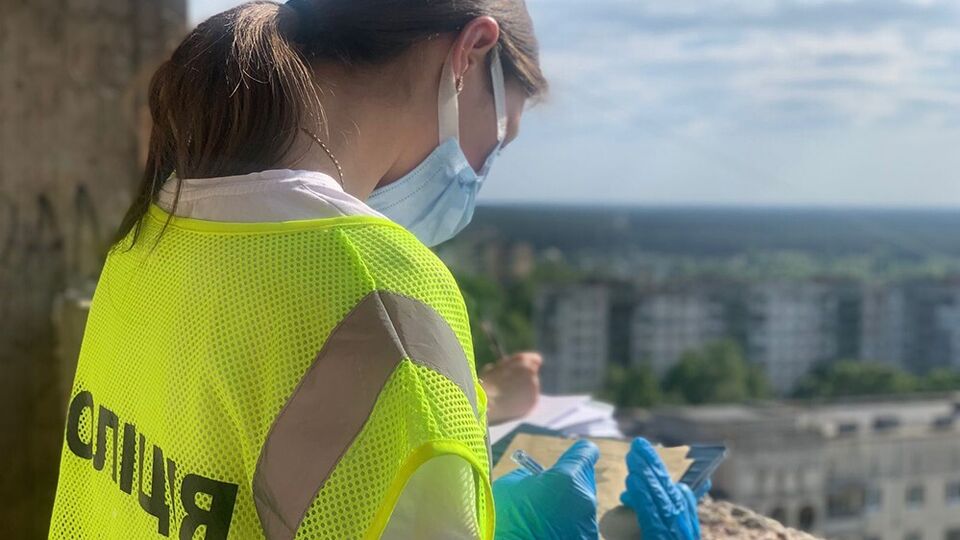 Следователи работают на балконе многоэтажки