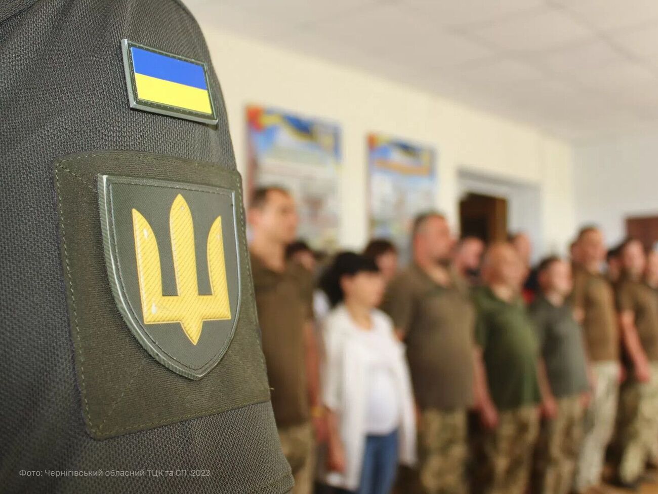 Военнообязанные должны лично приехать в Украину и прийти в ТЦК, если их сняли с учета из=за отъезда за границу, постановили в Кабмине