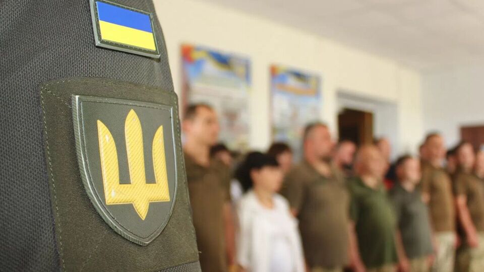 Військовозобов'язані мають особисто приїхати в Україну і прийти у ТЦК, якщо їх зняли з обліку через виїзд за кордон, постановили в Кабміні