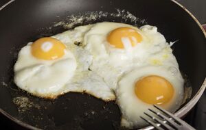 Блогер порекомендовал выкладывать продукты не сразу на саму сковороду, а застелив ее сперва пергаментом