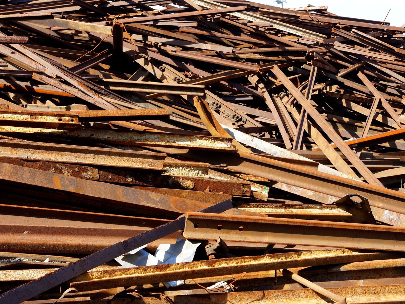 "РБК-Украина" писало, ссылаясь на данные участников рынка, что сейчас у "Укрзалізниці" есть на складах ее предприятий до 120–150 тыс. тонн лома