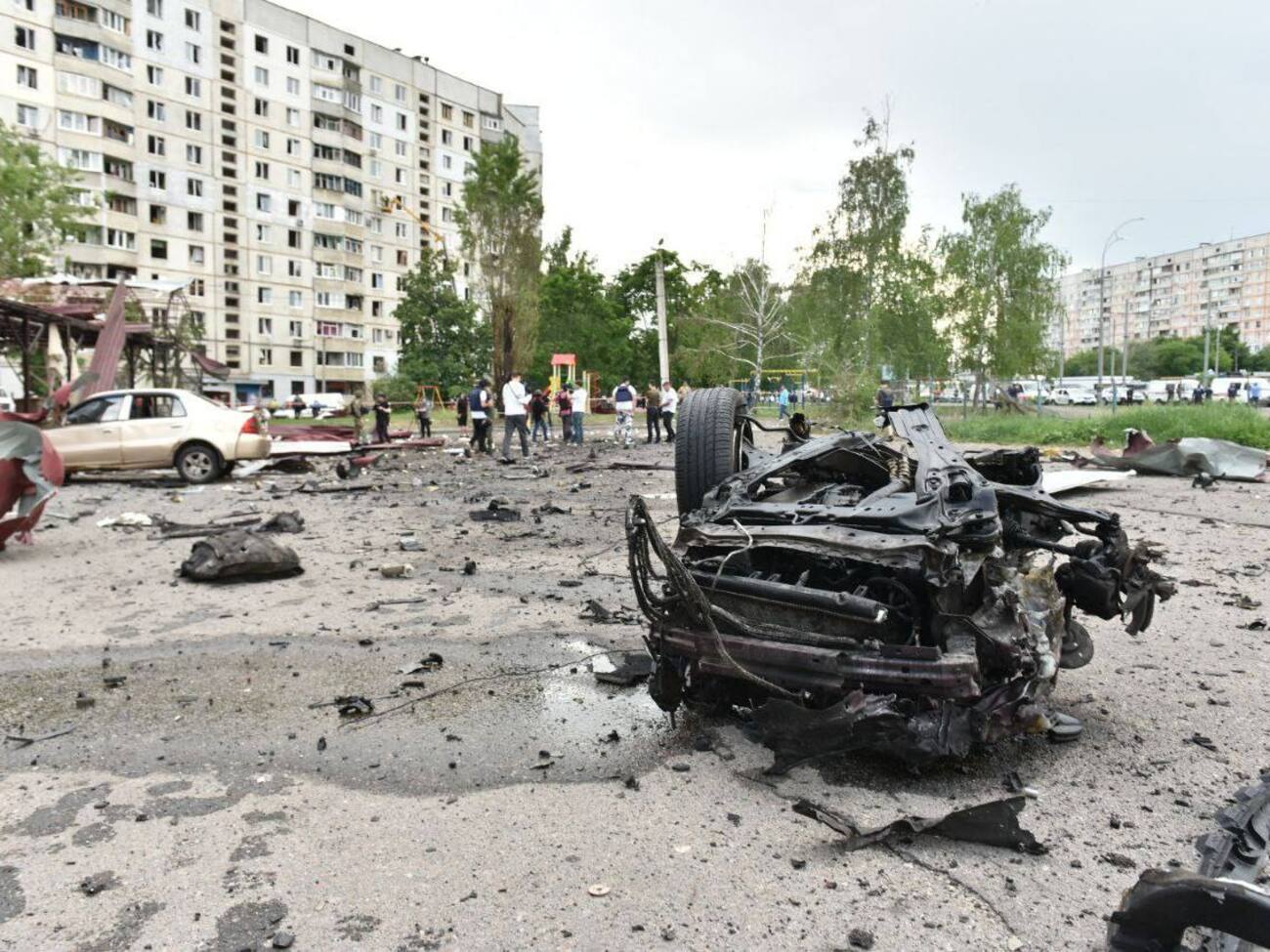 У Харкові внаслідок авіаудару РФ знищено машини, пошкоджено будинки і громадський транспорт, 10 людей поранені