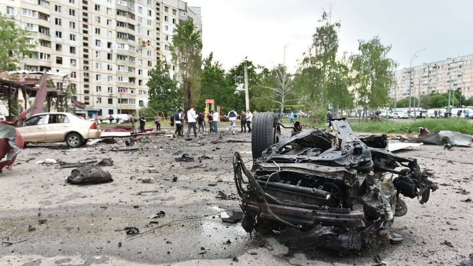 У Харкові внаслідок авіаудару РФ знищено машини, пошкоджено будинки і громадський транспорт, 10 людей поранені