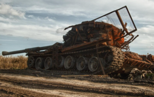 Россияне пытаются "модернизировать" свои танки, используя подручные средства, чтобы защитить от украинских ударов