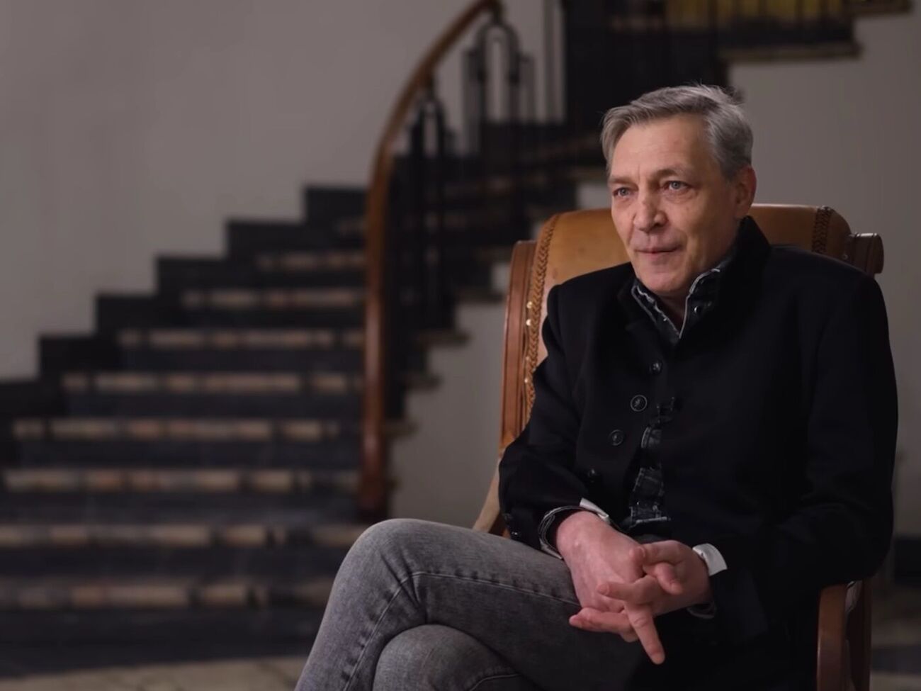 Собчак правдами и неправдами пролезла на Каннский фестиваль и по серости своей не поняла издевки портного, который втюхал ей платье с баулом под подбородком