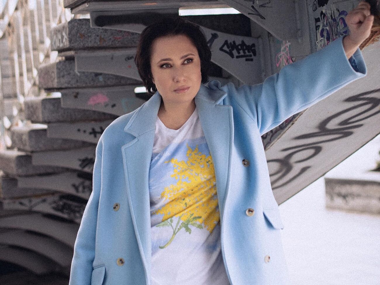 Малюнок мімози, виконаний донькою, Мозгова розмістила на футболці