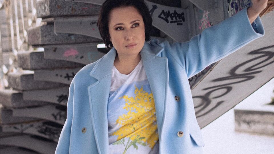 Рисунок мимозы, выполненный дочерью, Мозговая разместила на футболке