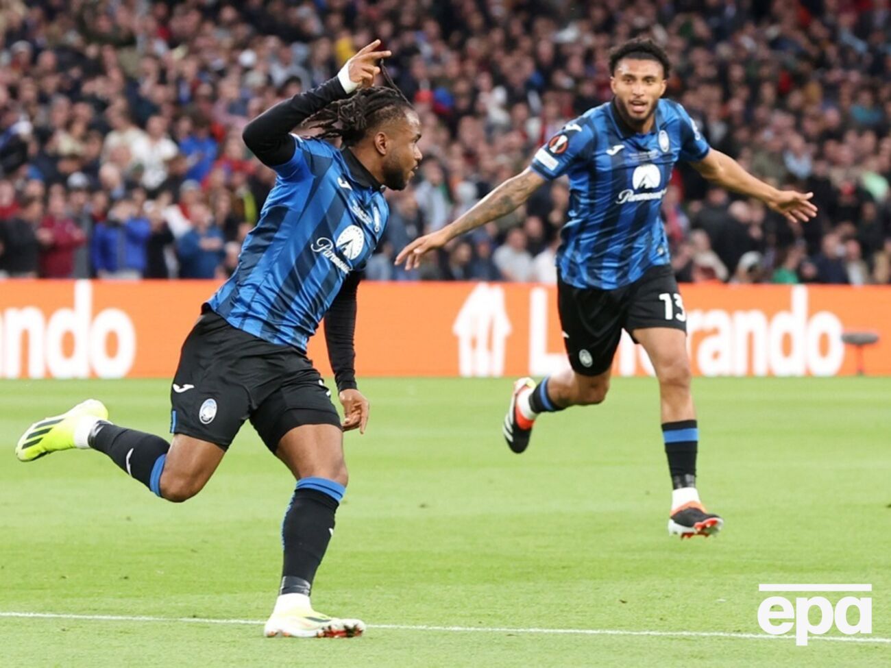 Лукман (на фото ліворуч) оформив хет-трик