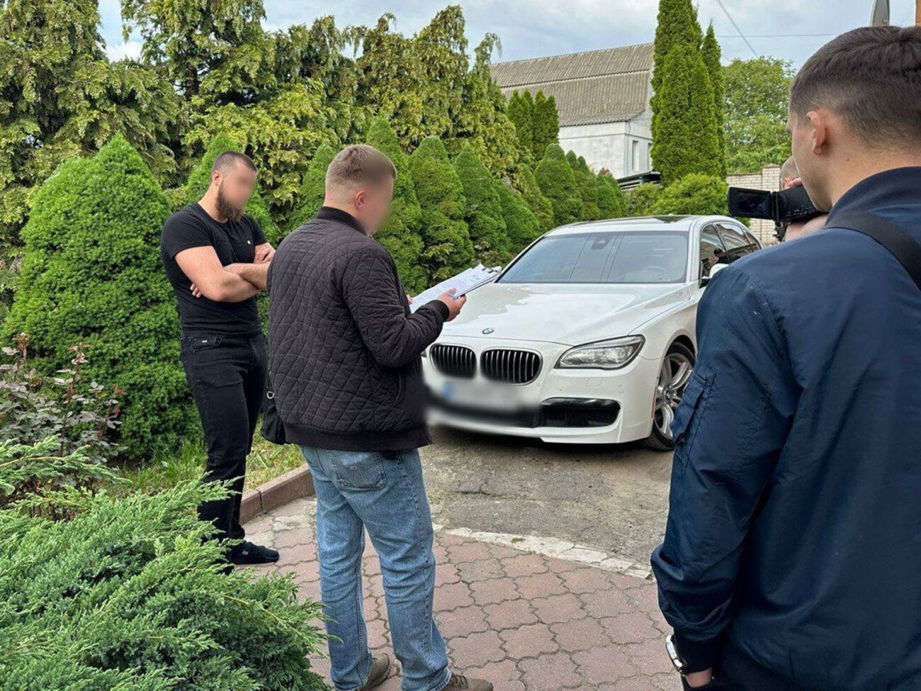 Під час обшуків правоохоронці вилучили гроші, зброю та набої, підроблені посвідчення, мобільні телефони, банківські картки, набори відмичок, чотири автомобілі, зазначили в ОГП