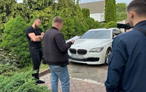 Під час обшуків правоохоронці вилучили гроші, зброю та набої, підроблені посвідчення, мобільні телефони, банківські картки, набори відмичок, чотири автомобілі, зазначили в ОГП