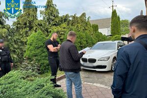 Під час обшуків правоохоронці вилучили гроші, зброю та набої, підроблені посвідчення, мобільні телефони, банківські картки, набори відмичок, чотири автомобілі, зазначили в ОГП