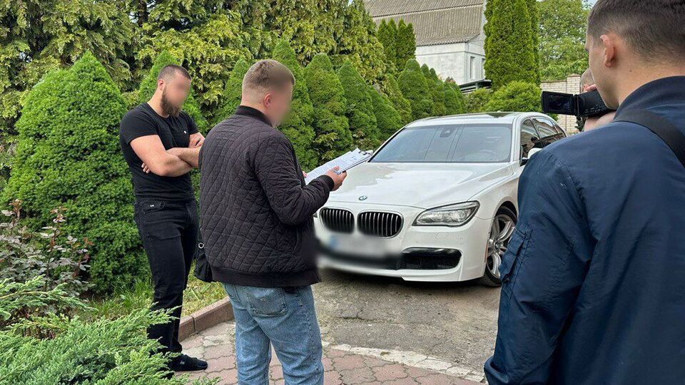 В ходе обысков правоохранители изъяли деньги, оружие и патроны, поддельные удостоверения, мобильные телефоны, банковские карты, наборы отмычек, четыре автомобиля, отметили в ОГП