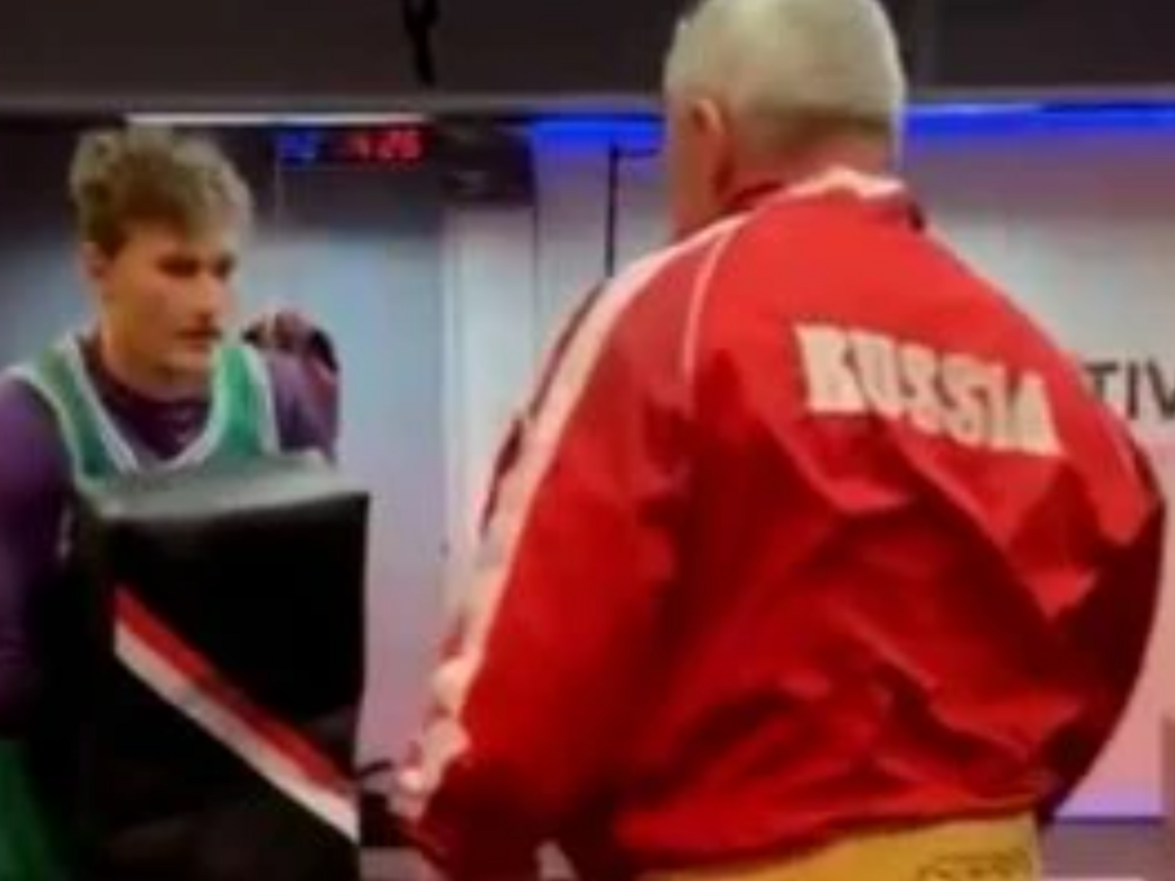 На одном из видео Глаголы Коноваленко занимается спортом в форме с надписью Russia