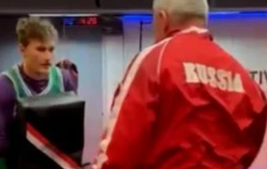 На одном из видео Глаголы Коноваленко занимается спортом в форме с надписью Russia