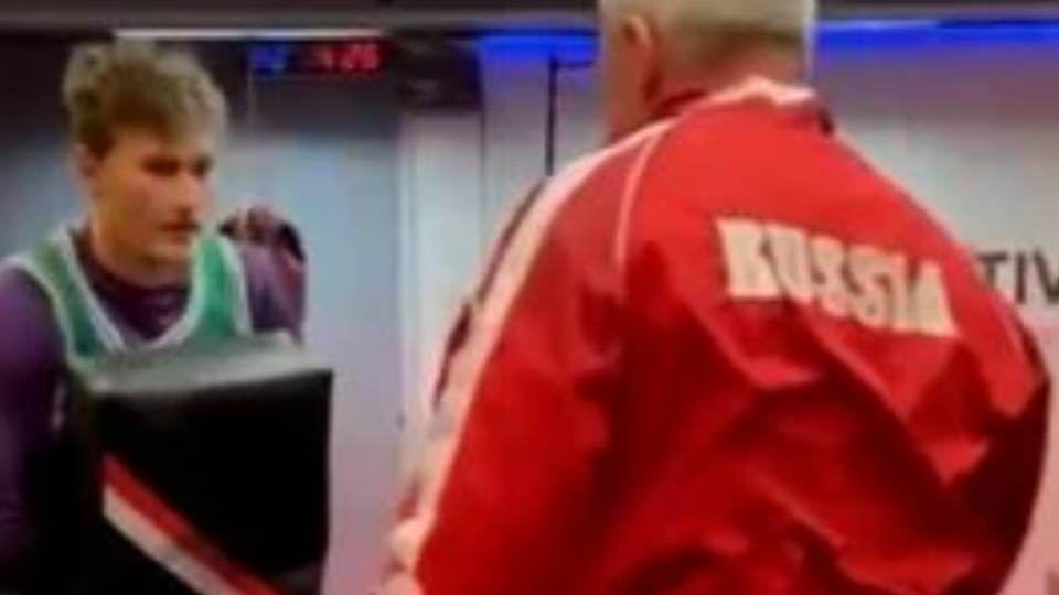На одному з відео Глаголи Коноваленко займається спортом у формі з написом Russia