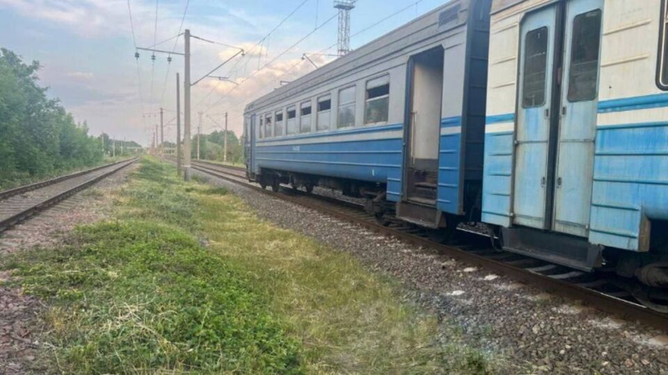 Дівчинка разом з іншими дітьми перебувала на коліях і не зреагувала на сигнал машиніста, зазначили в поліції