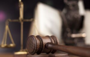 Бажання проходити військову службу за контрактом виявило двоє чоловіків, засуджених за крадіжки