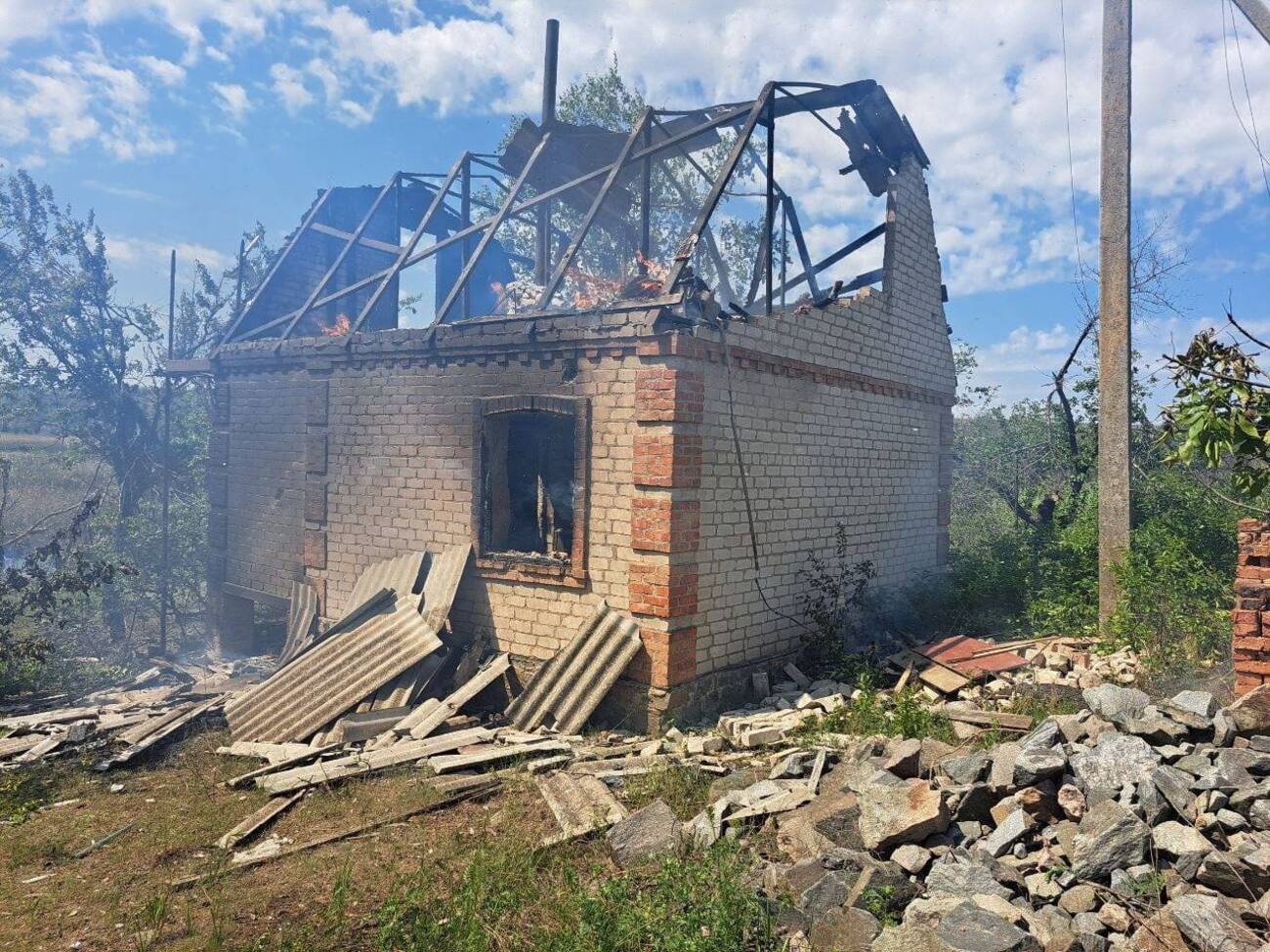 Взрывной волной и обломками разрушен дом и прилегающие постройки