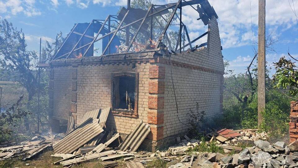 Вибуховою хвилею й уламками зруйновано будинок і прилеглі споруди