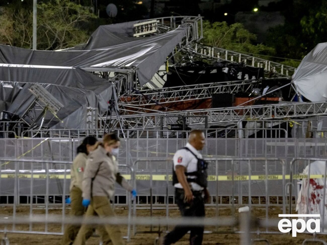 Сцена обрушилась на присутствовавших на митинге