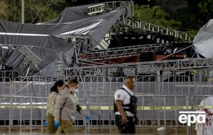 Сцена обрушилась на присутствовавших на митинге