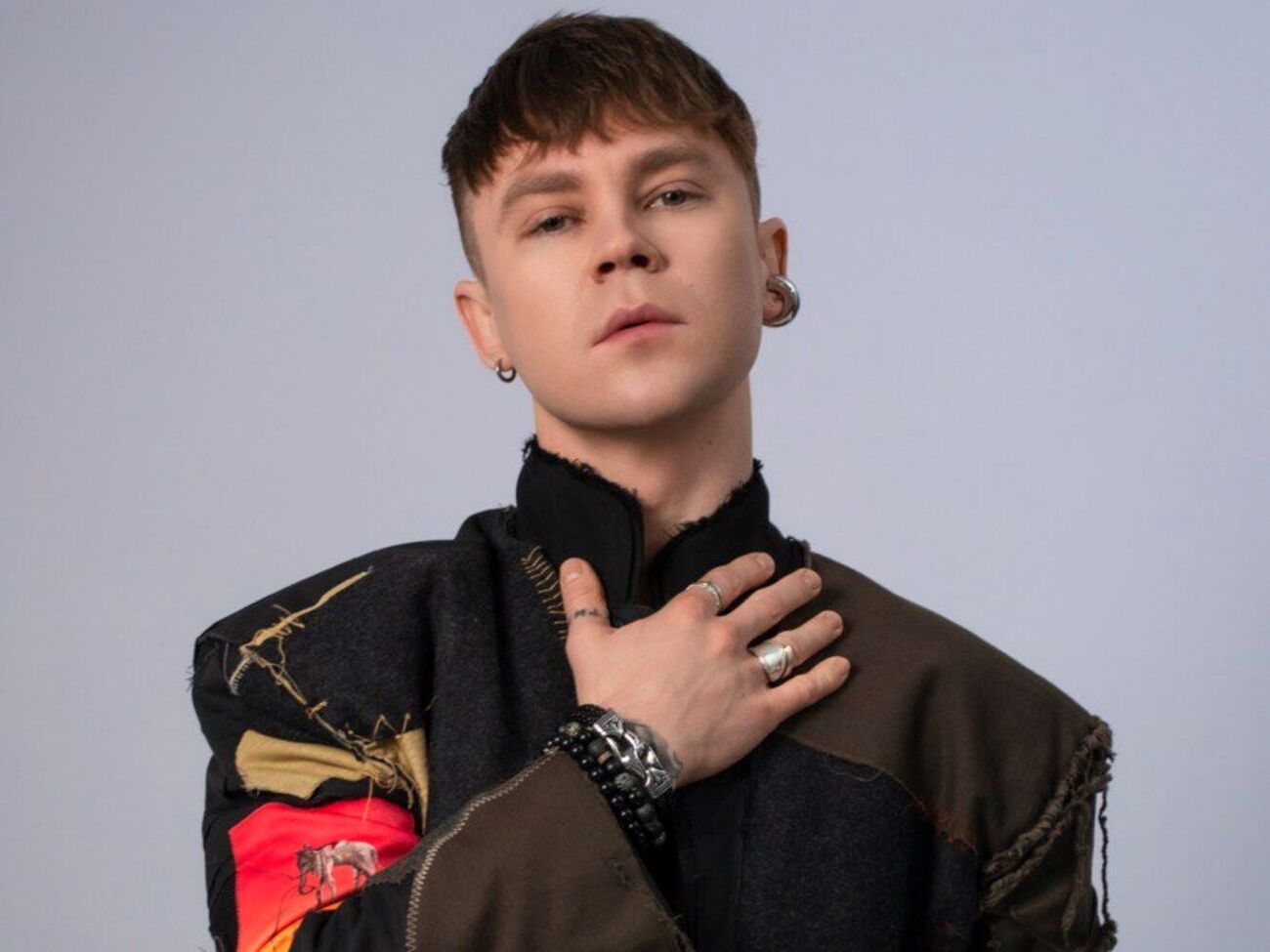 Пивоваров народився 1991 року у Вовчанську Харківської області