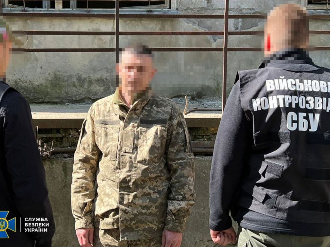 В начале полномасштабного вторжения фигурант поддерживал окупантов, за что его назначили охранником пыточной, куда оккупанты свозили проукраинских активистов