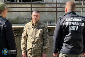 На початку повномасштабного вторгнення фігурант підтримував окупантів, за що його призначили охоронцем катівні, куди окупанти звозили проукраїнських активістів