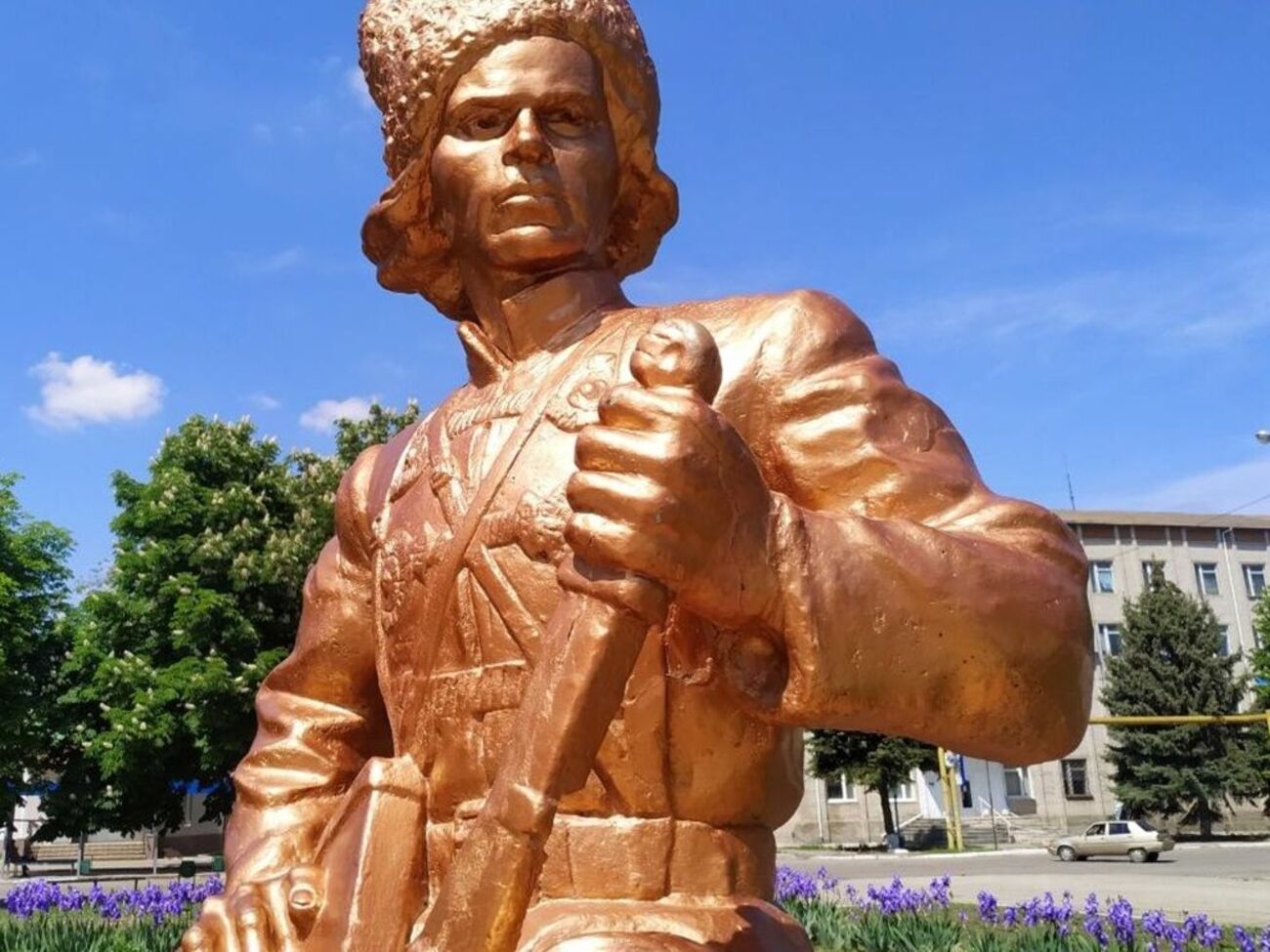 Пам'ятник Махну зазнав пошкоджень унаслідок російських обстрілів