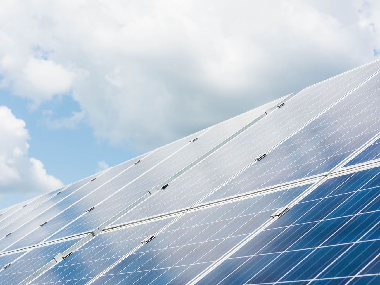 В "Укрэнерго" сложную ситуацию в энергетике объяснили облачностью, мешающей работе солнечных электростанций