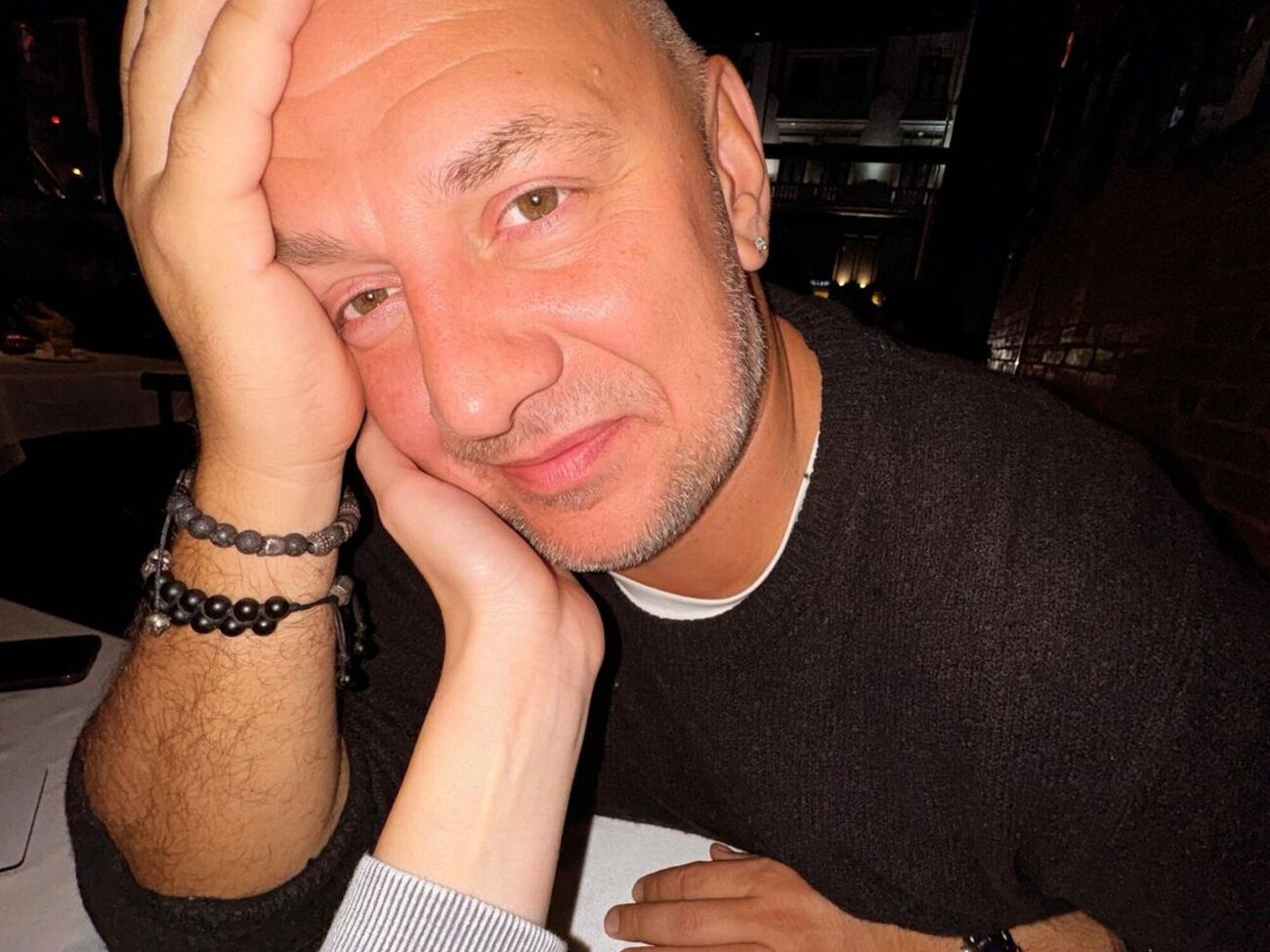 Потап передал жене букет пионов