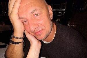 Потап передав дружині букет півоній