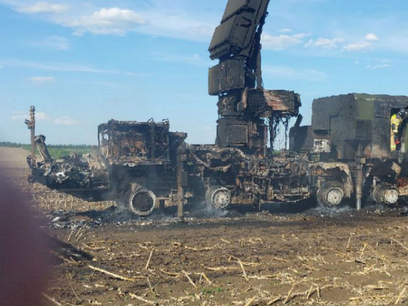 На фото, как утверждается, сгоревшая в результате украинского удара по Моспино часть российского ЗРК С-300/400