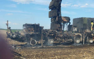 На фото, как утверждается, сгоревшая в результате украинского удара по Моспино часть российского ЗРК С-300/400