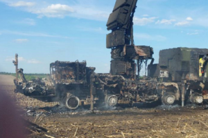 На фото, как утверждается, сгоревшая в результате украинского удара по Моспино часть российского ЗРК С-300/400