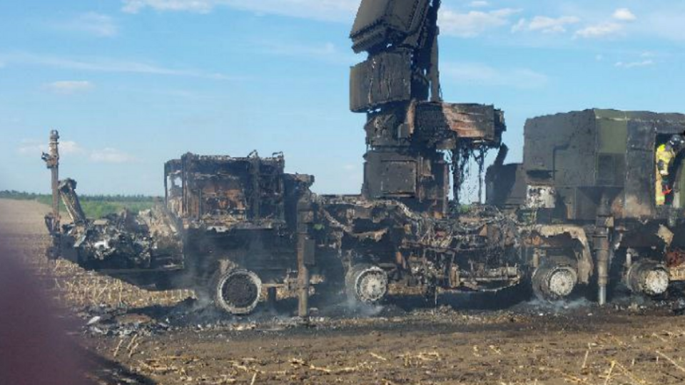 На фото, як стверджують, частина російського ЗРК С-300/400, яка згоріла внаслідок українського удару по Моспиному
