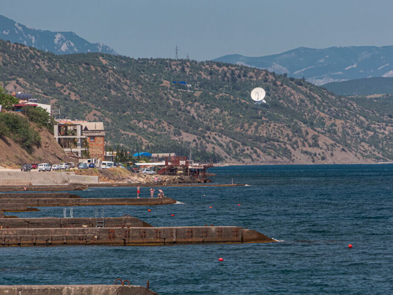 Антенна (справа), о поражении которой говорит "Атеш" и соцсети, находится недалеко от курортного села Семидворье на побережье Крыма