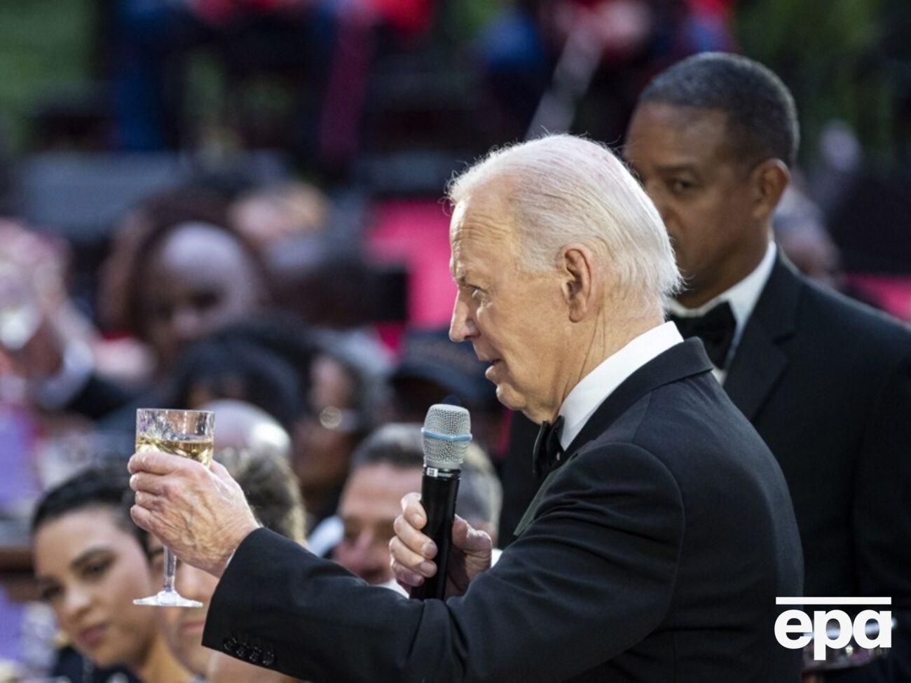 Байден віддав перевагу передвиборчому заходу замість участі в саміті миру, стверджує Bloomberg