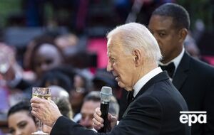 Байден предпочел предвыборное мероприятие участию в саммите мира, утверждает Bloomberg