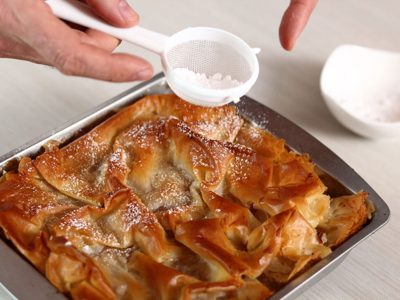 Перед подачей пирог можно посыпать сахарной пудрой