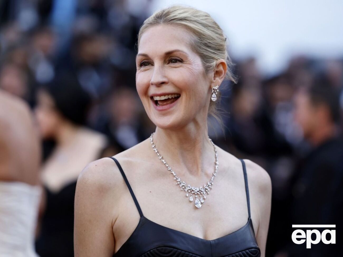 Резерфорд часто носит вещи от украинского производителя