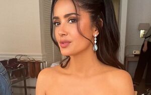 Хайек поделилась закулисной фотосессией