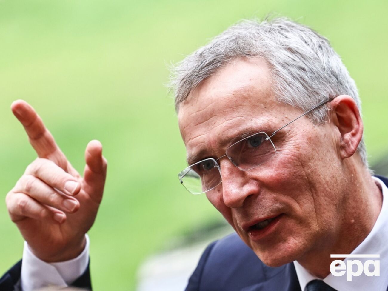 Столтенберг вважає, що Україні потрібно дати можливість захищатися