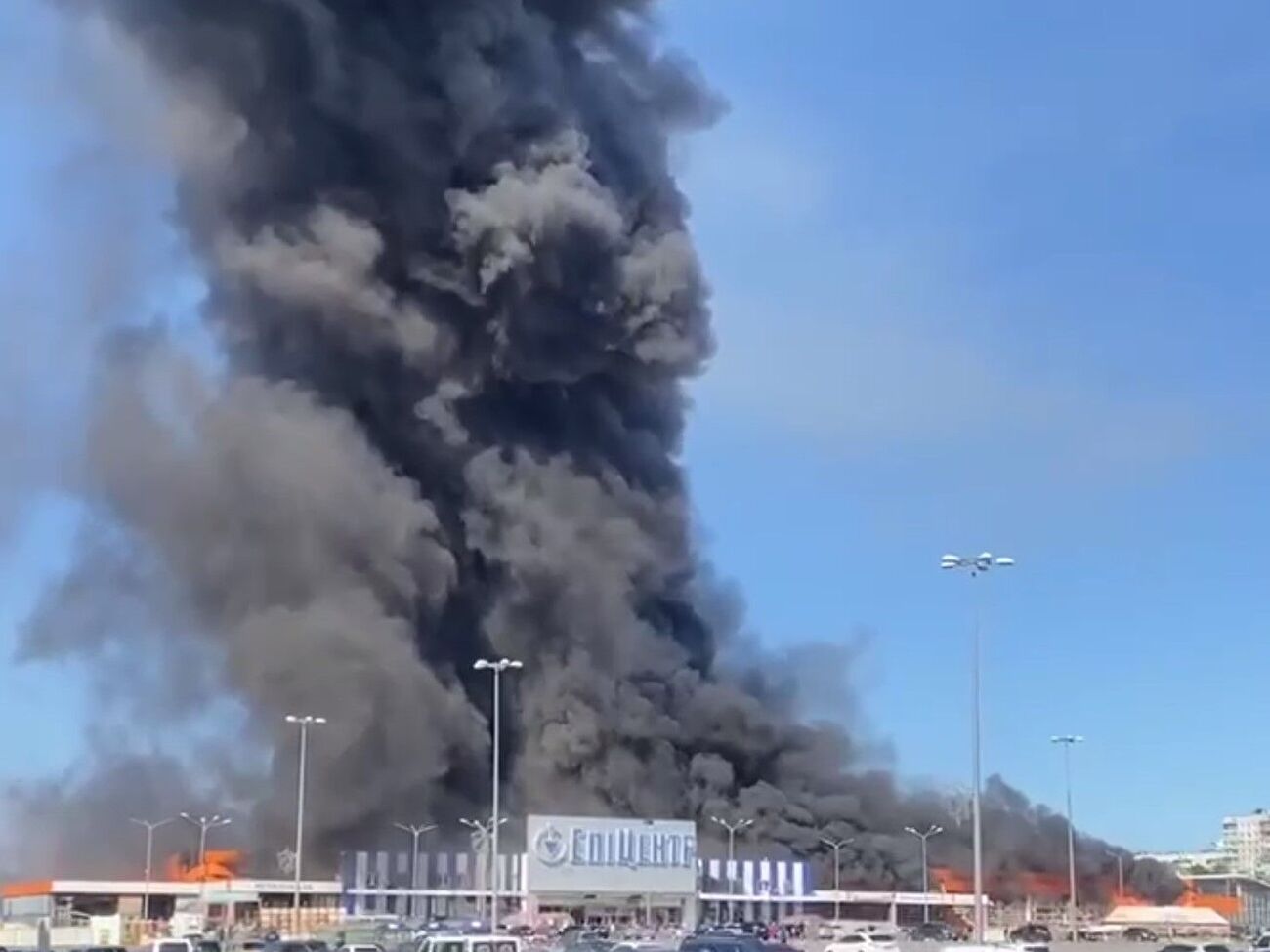 Оккупанты нанесли удар по торговому центру, где находилось много людей, отметил мэр Харькова