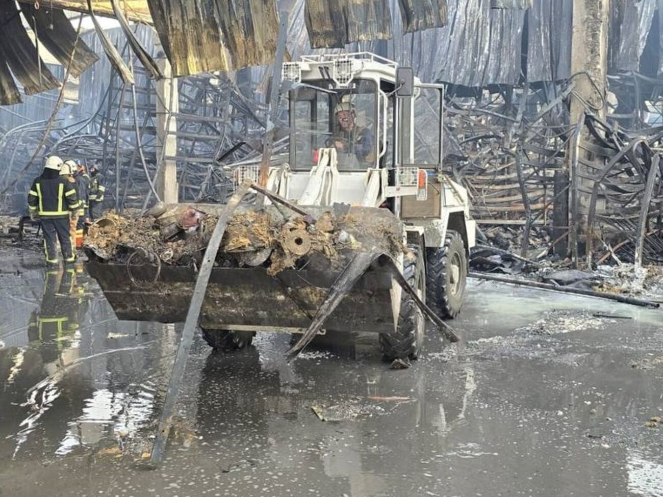 Кількість жертв російського удару по будівельному гіпермаркету в Харкові зросла до 14 осіб