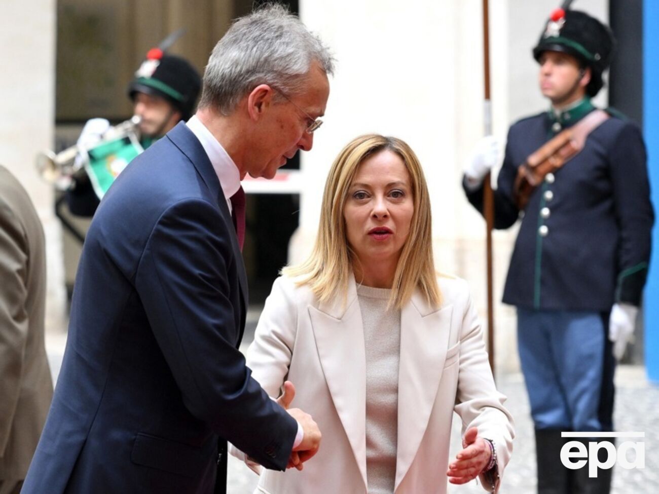 Мелоні зазначила, що не знає, чому Столтенберг закликав дозволити Україні бити по РФ західною зброєю