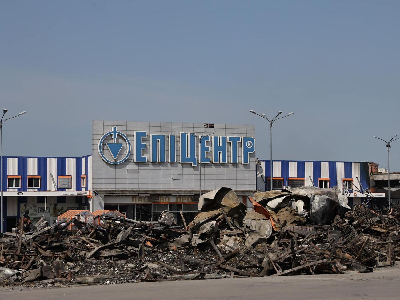 Унаслідок авіаудару РФ по "Епіцентру" в Харкові загинуло 16 людей, зазначали в ОВА